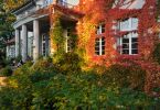 Eingang zu Gutshaus Rothen im Herbst