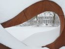 Gutshaus Rothen im Winter, im Vordergrund eine Skulptur von Takwe Kaenders